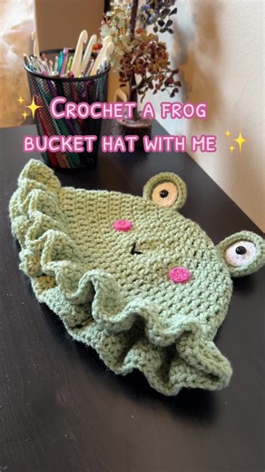 Crochet a frog hat with me ✨💚 available now in my etsy shop 🫶🏼 #crochet #crochetersoftiktok #crochettok #crochettiktok #handmade #crochethat #hat #frog