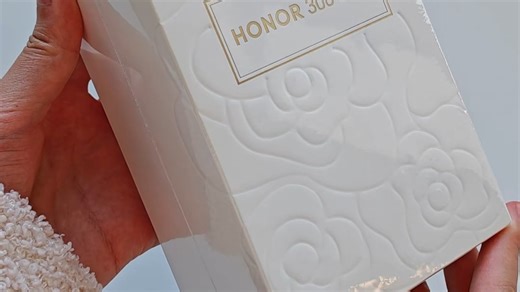 超大杯官宣！300 Ultra开箱~你们觉得好看不？ #荣耀300 #粤玩粤荣耀300 #AI旅拍神器 #数码科技 #好物推荐🔥