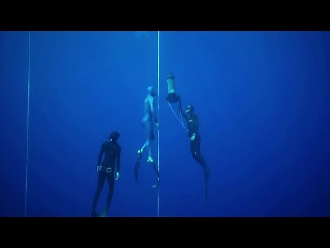 息継ぎなしで水深112ｍ、仏選手が世界新記録 フリーダイビング（字幕・16日）