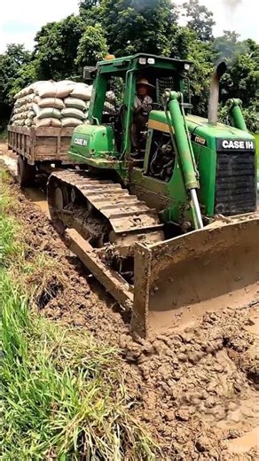 Mud Power Beast! 🚜 Case IH Bulldozer Pulling Massive Rice Load! 💥🌾 #shorts #bulldozer