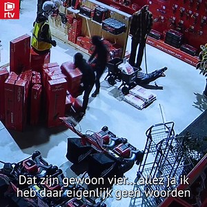 "Als kiekens zonder kop onze winkel binnengekomen." Meer hierover -> https://www.rtv.be/actualiteit-en-nieuws/ramkraak-bij-gereedschapswinkel-bax-arendonk-voor-tienduizenden-euros-aan | RTV