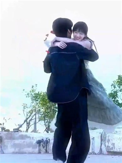 Daniel Zhou spins Bao Shang'en while holding her with one arm #BlazingSummer