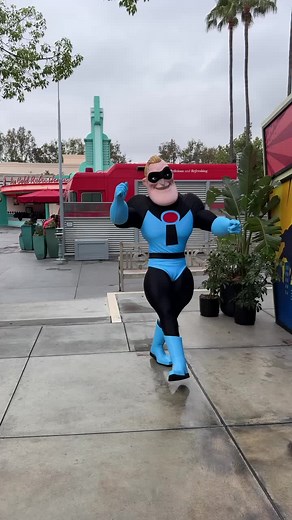 Looking pretty Incredible! 🦸🏼 As part of Pixar Fest 2024, Mr. Incredible from “The Incredibles” is meeting in his original blue and black supersuit as seen at the beginning of the film 🎬 Do you like this supersuit better?!⭐ For more updates on Pixar Fest head over to our blog ➡️ 💻 #pixarfest #pixar #incredibles #disney #disneyland #dca #disneycharacters