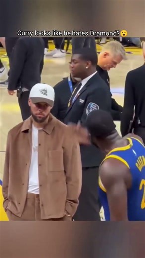 WATCH - DRAYMOND GREEN SCHOLDS IN FRONT OF STEPH CURRY IN LAST NIGHTS GAME LOSS VS LAKERS
