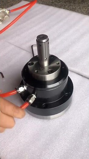 Pneumatic expanding rotary chuck, according to the workpiece hole manufacturing collet