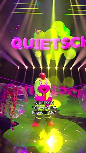 QUIETSCH bietet uns nicht nur die Freundschaft an, sondern auch eine gute Show! 😍 Wer sich wohl hinter dieser Maske versteckt? 👉 „The Masked Singer“ - Samstag live um 20:15 Uhr und jederzeit kostenlos streamen auf Joyn ProSieben! #maskedsinger #TMS12 #social | The Masked Singer Germany