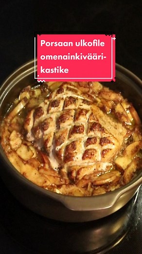 Resepti ⬇️ Possun ulkofilettä omenainkiväärikastikkeella 🤤Tästä hyvä resepti talteen esimerkiksi joulupöytään. Possun ulkofile ja omenainkiväärikastike 1kg Possun ulkofilettä 4 Pienehköä omenaa 3 Banaanisalottisipulia 3 Valkosipulin kynttä Peukalon verran inkivääriä 3dl Kermaa 3dl Vettä 1 Sitruuna 1/3 Ruukkua tuoretta timjamia 3rkl Fariinisokeria 1tl Kanelia 2rkl Suolaa 1rkl Mustapippuria Voita 1. Ota ulkofile huoneen lämpöön 30 minuuttia ennen ruuanlaittoa. Ja laita uuni lämpenemään 175 astees