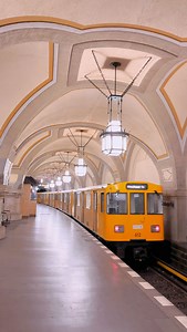 🇩🇪 FR - Voici mon Top 10 des plus belles stations de métro Berlinoises ! 10 - Berliner Strasse 9 - Museuminsel 8 - Paulstern Strasse 7 - Rohrdamm 6 - Richard Wagner Platz 5 - Rathaus Steglitz 4 - Lindauer Allee 3 - Konstanzer Strasse 2 - Paracelsus-Bad 1 - Heidelberger Platz Dites-moi en commentaire votre station preferée et n’hésitez pas à sauvegarder le post si vous allez à Berlin ☺️ Cela a été très difficile de choisir tellement il y a de stations surprenantes dans la capitale allemande ! V