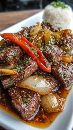 2.5M views · 14K reactions | Chinese Pepper Steak with Onions Ingredients: 1 lb (450 g) beef sirloin or flank steak, thinly sliced against the grain 2 tbsp vegetable oil 1 large green bell pepper, sliced Recipe in First Coʍmеոτ  Enjoy ❤️ | Fantastic Recipes | Facebook