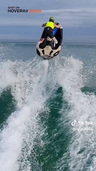 Meet the worlds first 100% waterproof self-flying camera - AQUA Get a FREE Smart Battery with your purchase! Link in bio #HOVERair #HOVERairAQUA @HOVERAir Official