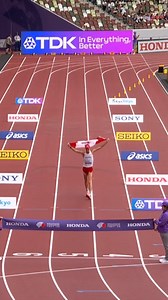 Oh Canada 🇨🇦✨ Evan Dunfee storms to the first gold medal of the #WorldAthleticsChamps in the 35km race walk 🔥🇧🇷’s Caio Bonfim claims silver and 🇯🇵’s Hayato Katsuki the bronze in front of his home crowd 👏 | World Athletics
