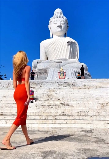 After everything, all you really have is now. There’s no perfect moment coming — not tomorrow, not later. Just this one. Take time to be present. Focus on the moment you’re in instead of living in the past or waiting for the future. PS: My sister is featured in the last video — here she’s doing yoga, but she’s actually a personal trainer and Pilates expert 🧘‍♀️ Follow @FITBODYTOUR if you want to train with her and get your body in shape.