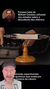 Você está vendo um dos experimentos que mudou a história da ciência. Entre 1875 e 1879, o cientista William Crookes desenvolveu um tubo de vidro com vácuo parcial, contendo dois eletrodos metálicos (cátodo e ânodo). Ao aplicar uma alta voltagem, ele observou a emissão de raios vindos do cátodo, que se propagavam em linha reta: eram os raios catódicos. 🔬 O tubo de Crookes permitiu comprovar que esses raios: ▪️ Produziam sombra ao serem bloqueados ▪️ Giravam hélices dentro do tubo (indicando mass