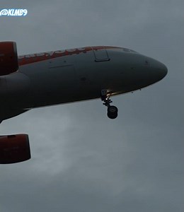 Easyjet A320 makes a perfect landing in Belfast International Airport #aviation #airport #shorts