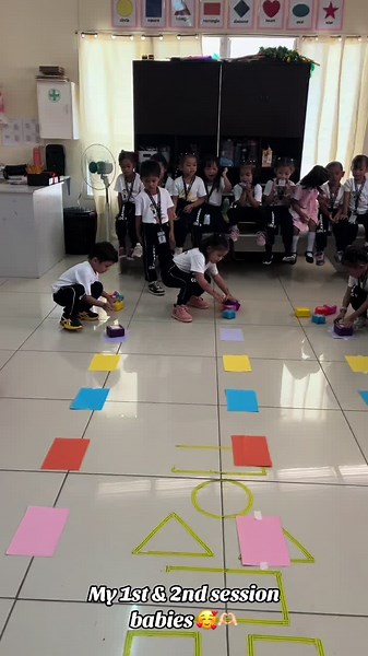 Colour game activity! 🥰🫶🏻 #learningisfun #kidsactivities #colorgame #happykids #daycarebabies