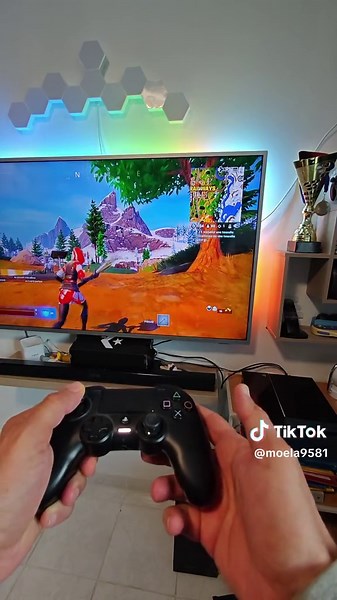 Réparation surprenante d'une PS4 trouvée dans la poubelle