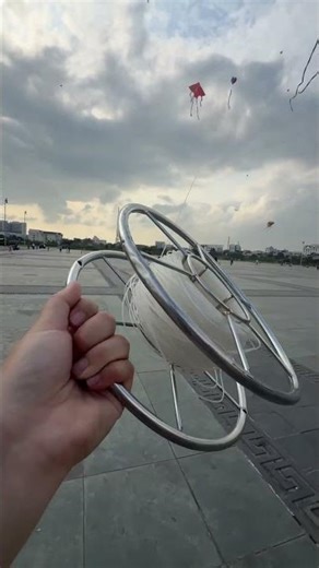 Pulling the string to release the mini aerodynamic kite #layangan #patang #pipas #kiteflying #uçu...