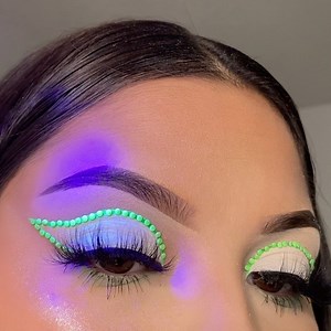 ✨Watch until the end... ✨ Benefit Cosmetics Goof Proof brow pencil shade 6 Jacy Cosmetics (white) eyeshadow base (Discount Code Aracely) Lab Cosmetics bio luminescent pigment (Discount Code CHELLY) Beautycreations Dare to be Bright eyeliner ‘Envy’ (Discount Code CHELLY) @thelab_cos Kidney Stones vol.5 (Discount Code CHELLY) Homegirlz Beauty Shop lashes ‘Sancha’ #benefitcosmetics #benebabe #benefitbrows #lashes #highlight #neonmakeup #glowinthedark #makeupvideos #brighteyeshadow #brows #wakeupand