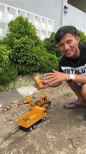 8 channel remote control dump truck, equipped with engine sound, music, horn and lights
