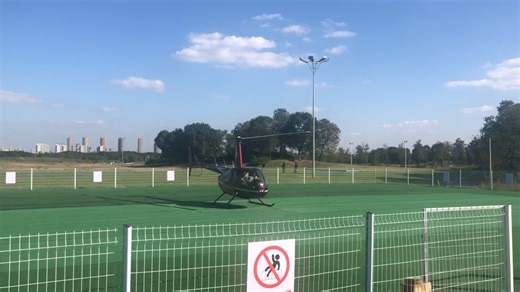 R44直升机起飞前和后视角