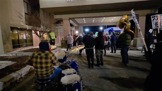 ICE Out of MN noise demonstration at Hampton Inn & Suites in Eagan. Some ICE agents have been staying here, and the community is expressing their displeasure. | 38th Street Media