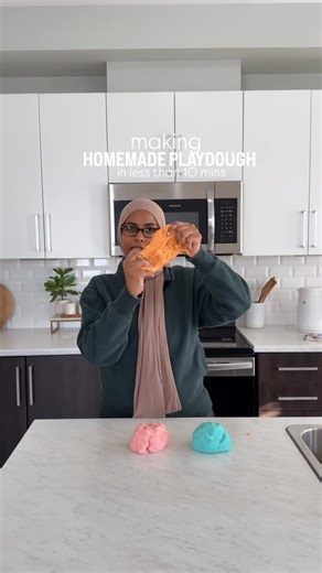FATIMA KOSAR on Instagram: "This is the easiest nontoxic homemade playdough recipe to make and you don’t need anything other than a few simple ingredients you probably already have in your kitchen! You will need: 1 cup flour 1/2 cup salt 2 tbsp cream of tartar 1 tbsp oil 1 cup boiling water food colouring Mix everything together until it’s well incorporated and then knead until you get a smooth playdough consistency. * if you find it’s too sticky add a little flour * If you find it’s too crumbly