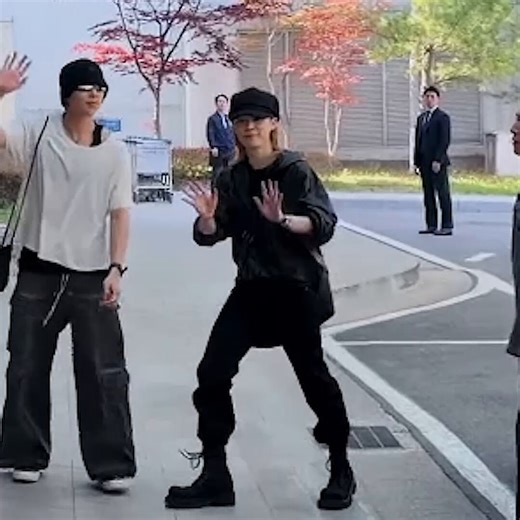 Me: KINGS! 😍Minimoni: We’re non-binary…Me: THINGS! 😍