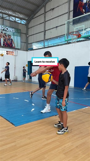Learn to Receive | Castor Sports Academy🏐 Follow for more videos like this‼️ #castor #castorsports