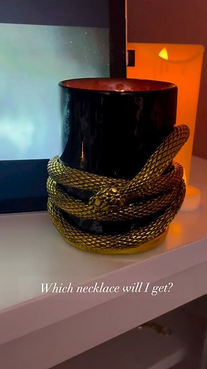 ⚡Unlock the secrets of the Dark Arts with the Death Eater Jewelry Candle. Drop a 🖤 if you want this candle. https://bit.ly/HarryPotterPage2021 📸: @_carolverse | Charmed Aroma