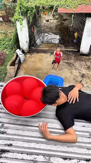 water balloons prank 😂#tiktok #balloons #fanny #balloonprank #prank #waterballoons