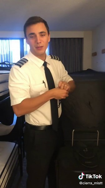 just another day living w/ 9 other pilots and flight attendants 😅💀✈️ #katespadenyonthemove #DenimYourWay #fypシ