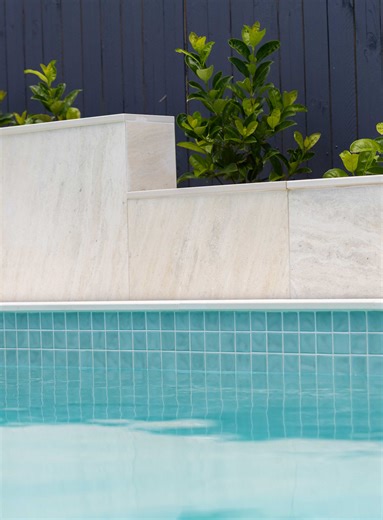 Did you get your dream pool for Christmas? 🎁 If not, now’s the perfect time to start planning your 2026 pool! This NSW backyard oasis features Shoreline Travertino surrounds and our Sea Mist 48mm mosaic on the waterline, creating a fresh, timeless look. Our Shoreline GRIPPA really shines here—used on the stairs, walkways, and patio, it’s a versatile, practical, and stylish solution for all high-traffic areas around your pool. Safe underfoot, cost-effective, and beautifully coordinated, it prove