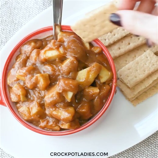 Grab some cinnamon pita chips and dip on into this sweet dessert Crock-Pot Apple Pie Caramel Dip! 🍏🍎🍏🍎 Get the full recipe & instructions here>> https://crockpotladies.com/crockpot-apple-pie-caramel-dip/ | Crock-Pot Ladies