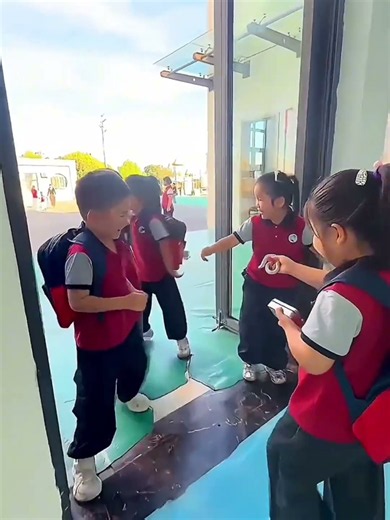 🐍 Menina Levou uma Cobra Para a Escola!