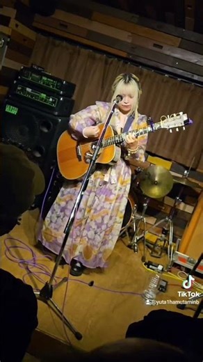 ここに在るから、わたしも目を見て愛を詠うよ、、 ‪@nachippoo‬ #nina #ニーナ #niñas #nina #にーな #ギター #弾き語り #Guitar #girl #歌