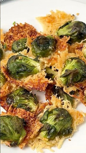Garlic Parmesan Roasted Brussels Sprouts #easyrecipe #thanksgivingrecipe #brusselsprouts
