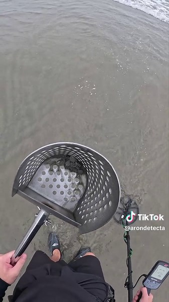 no me esperaba encontrar esto en la playa #detectordemetales #tesoro #minelab