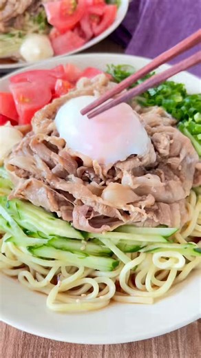 レシピカード📝温玉はレンジでも作れます！◆簡単温泉卵の作り方◆耐熱カップに水50mlを入れ、卵を割り入れる。黄身に爪楊枝で3か所穴を開け、600Wで40〜50秒加熱。冷水に取って冷やしたら完成！