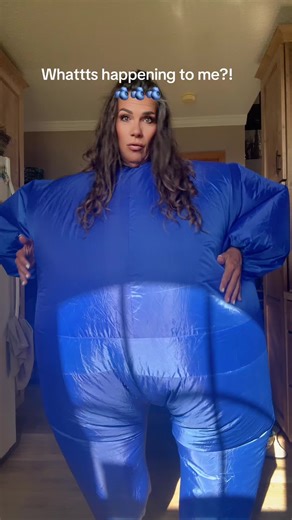 Blueberry 🫐 being rolled away #violetbeauregarde #willywonka #cosplay ngl it was almost impossible to get to the floor! Where were my oompa loompas?!😂😂