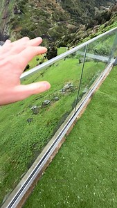 Is January a good time to visit Madeira? What about February or March? 🤔 From October to March, I get this question almost daily. And my honest answer is always the same: Madeira has great weather all year round — but no one can predict it perfectly. The island doesn’t have sharp seasonal changes. Instead, the weather is influenced by Atlantic cyclones, which can bring wind, clouds, and rain at any time of the year. In winter, they happen a bit more often than in summer, but usually last no lon