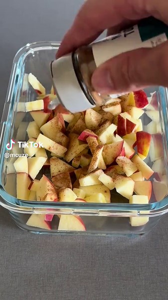 NYTTIG ÄPPELKAKA 🍎 1 Äpple Kanel (gå på känsla) 1 dl Havregryn (jag kör fiberhavregryn för det är mer finfördelat) 1 stor msk Vaniljkvarg 0,5 dl Lättmjölk 1 Ägg 0,8 dl Proteinpulver whey-80 eller whey-100 0,5 tsk Bakpulver Baka & Njut ✅ Följ @mcuze_ för fler Matvideos! 😃 Behöver du hjälp med kosten för att komma i bättre form eller gå ner i vikt? Skicka ett DM till mig @mcuze_ och skriv ”MAT” så tar vi diskussionen vidare och hittar en bra lösning åt dig! 💪🔥 #mat #food #fordig #healthyrecipe
