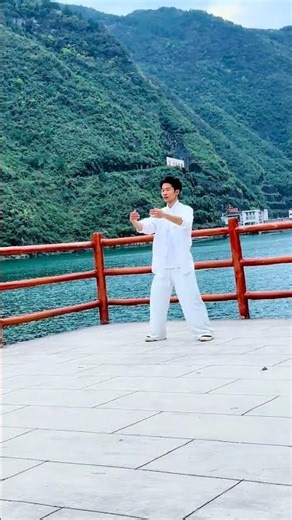 #Standing in a fixed position may seem motionless but in fact it is very dynamic#Tai Chi#C
