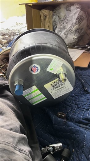 Airbag change on my reefer inwer operator business #reefergang #airbagchanging #sdottruckingllc #volvovnl780 #lightmechanical #truckerlife