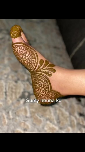 Intricate Henna Designs on Feet: A Visual Showcase