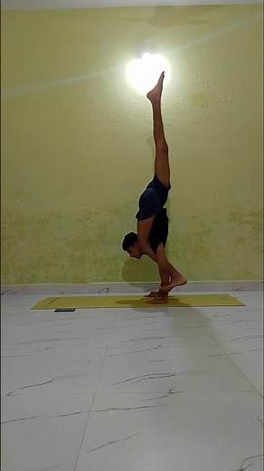 Mastering the Standing Split: Pro Level Yoga 📐 #ytshorts #shorts #yoga #shortsfeed #art