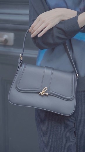 The new agnès b. medium shoulder bag offers a simple, refined shape, drawing inspiration from vintage designs. A subtle gold detail adds an elegant touch that can easily complement any style. This piece accompanies you with effortless grace from daytime to sophisticated occasions. 全新 agnès b. 中型皮革單肩袋，造型簡約，靈感源自經典復古設計。低調的金色細節，能為不同造型增添一抹優雅。這款手袋能以從容的姿態，輕鬆應對各種場合的需求。 Learn more 了解更多: https://www.agnesb.com.hk/product/p740vcz4_000 #agnesb #agnesbhk #agnesbvoyage | agnès b.
