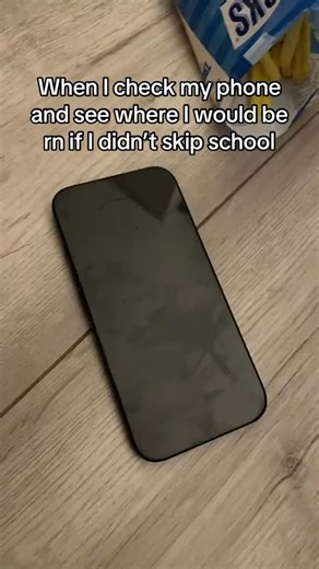 @reposttism on Instagram: "日本利用压电瓷砖将脚步转化为电能。这些瓷砖捕捉来自你脚步的动能。当你行走时，你的重量和动作会对瓷砖产生压力。瓷砖会轻微弯曲，从而产生机械应力。瓷砖内部的压电材料将这种应力转化为电能。每一步都会产生少量电荷，而数百万步结合在一起就能产生足够的电力来驱动 LED 灯、数字显示屏和传感器。在像涩谷车站这样繁忙的地方，每天大约有 240 万个脚步为这一系统作出贡献。这些电能可以被储存或立即使用，从而减少对传统电力来源的依赖，并支持可持续的城市基础设施。这种方法将日常运动转化为实用的可再生能源 #日本 #知识 #事实 #你知道吗 #推荐 #科技 #创新 #历史 #技术 #实验 #热门"