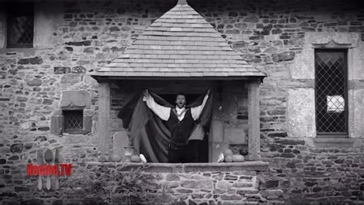 🎃✨ HAPPY HALLOWEEN ✨🎃 This Halloween, Chef Edward Delling-Williams is serving up golden, crispy bites of pure Fall magic aka his PUMPKIN FRITTERS! 🍂👻 With fragrant rosemary, a whisper of vodka for that perfect crunch, and a light sprinkle of salt to finish, these fritters are a frightfully simple and irresistibly tasty treat. 😋 We guarantee they’ll be a Halloween hit! Perfect for any spooktacular Halloween get-together — whether you’re hosting a cozy night in, a frightening costume bash, or