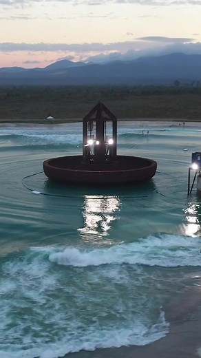 Co-inventor of the machine, Kit Sidwell explains the faigue design of Surf Lakes. Built to last & produce #surflakes #wavepool #surfing