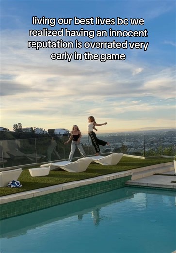 BEST LIFE BEST GIRL🙏🏻 I scared her with the chest bump @madi 🖤underwater photographer